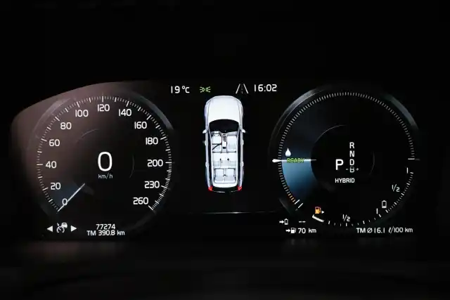 Valkoinen Maastoauto, Volvo XC90 – VAR-91399