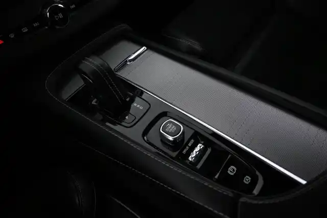 Valkoinen Maastoauto, Volvo XC90 – VAR-91399