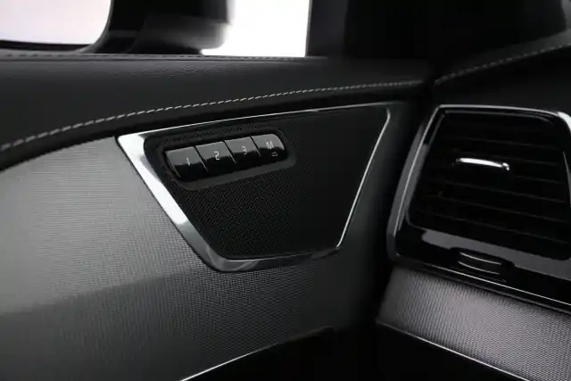 Valkoinen Maastoauto, Volvo XC90 – VAR-91399