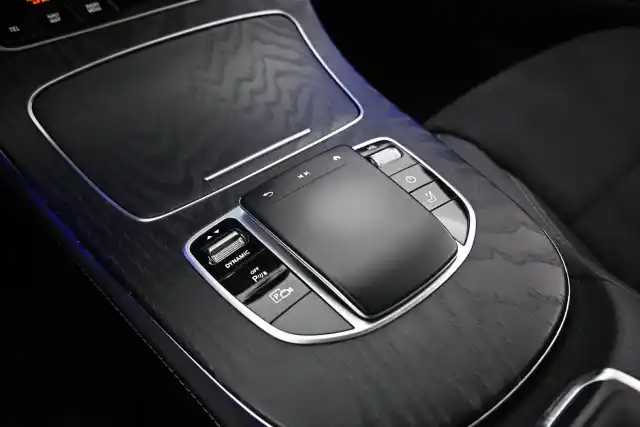 Punainen Farmari, Mercedes-Benz E – VAR-91710