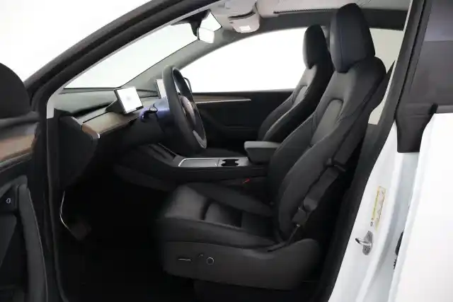 Valkoinen Maastoauto, Tesla Model Y – VAR-91721