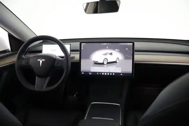 Valkoinen Maastoauto, Tesla Model Y – VAR-91721