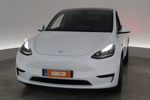 Valkoinen Maastoauto, Tesla Model Y – VAR-91721