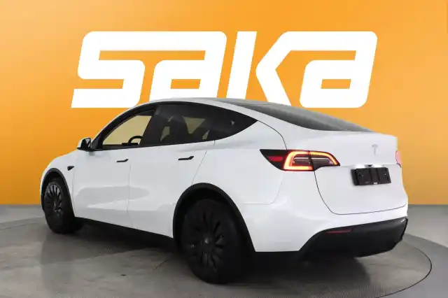 Valkoinen Maastoauto, Tesla Model Y – VAR-91721