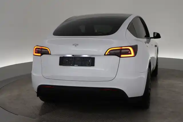 Valkoinen Maastoauto, Tesla Model Y – VAR-91721