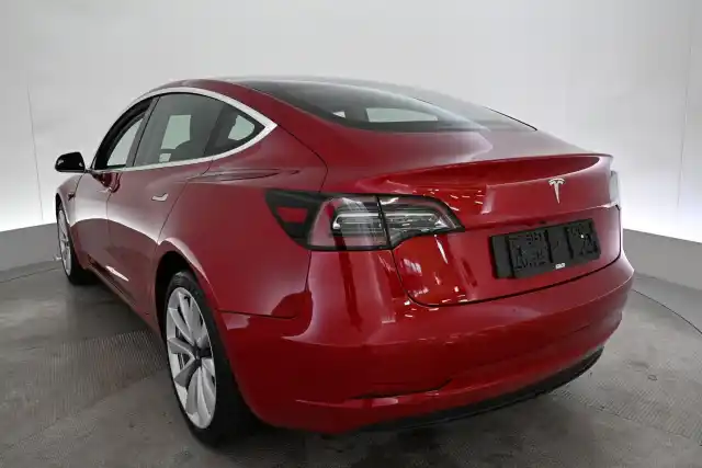 Punainen Sedan, Tesla Model 3 – VAR-92067