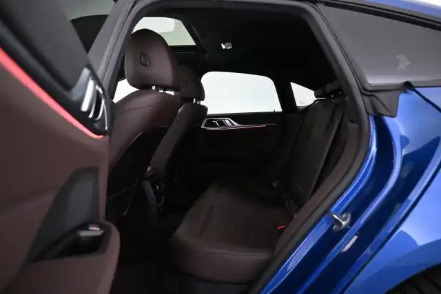 Sininen Coupe, BMW i4 – VAR-92457
