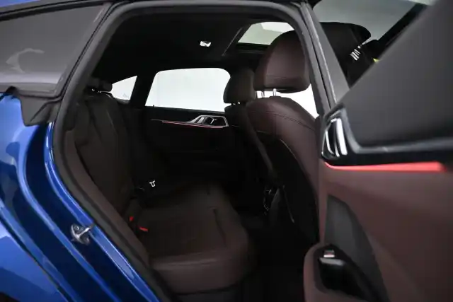 Sininen Coupe, BMW i4 – VAR-92457