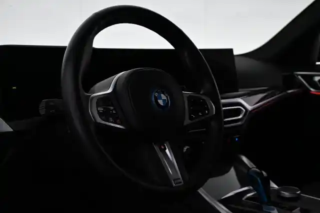 Sininen Coupe, BMW i4 – VAR-92457