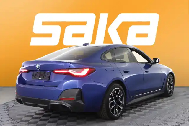 Sininen Coupe, BMW i4 – VAR-92457