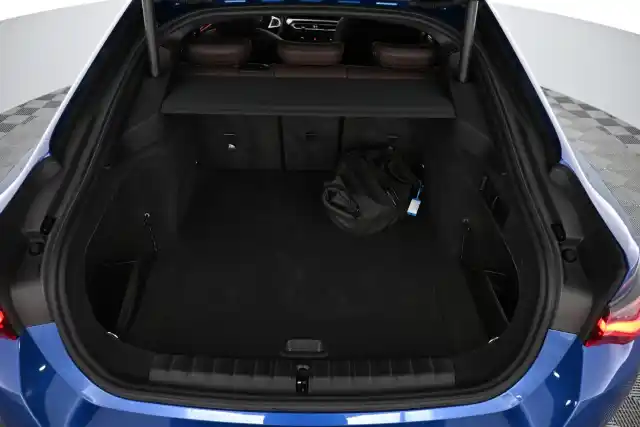 Sininen Coupe, BMW i4 – VAR-92457