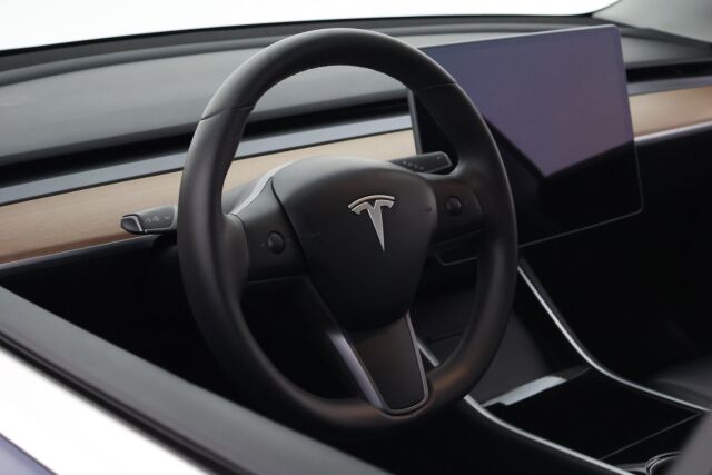 Sininen Sedan, Tesla Model 3 – VAR-93376