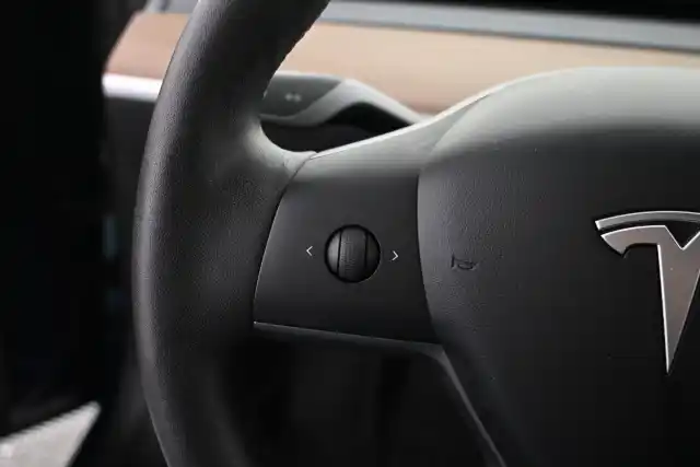 Sininen Sedan, Tesla Model 3 – VAR-93760