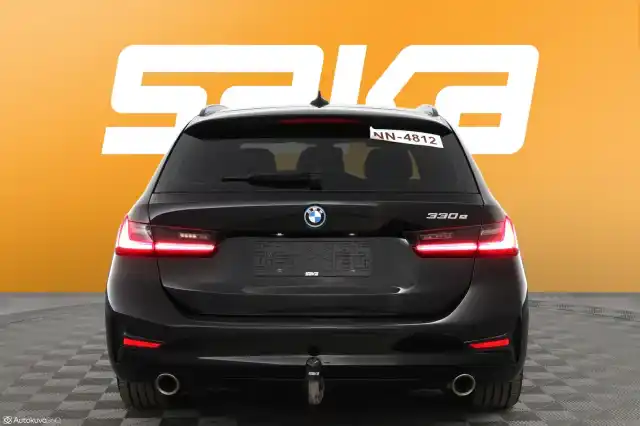 Musta Farmari, BMW 330 – VAR-94847