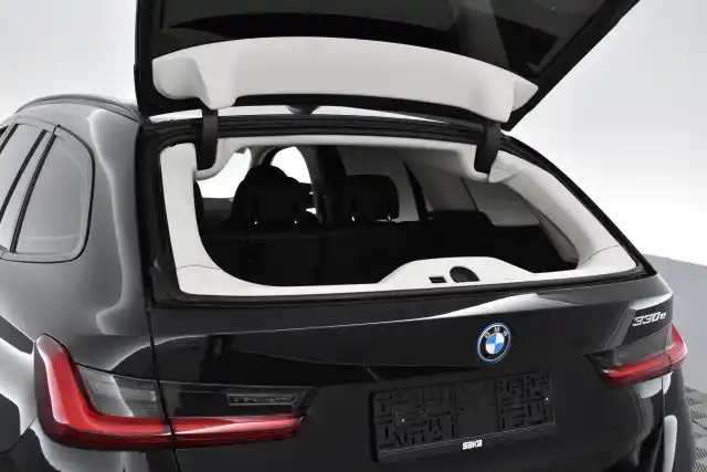 Musta Farmari, BMW 330 – VAR-94847