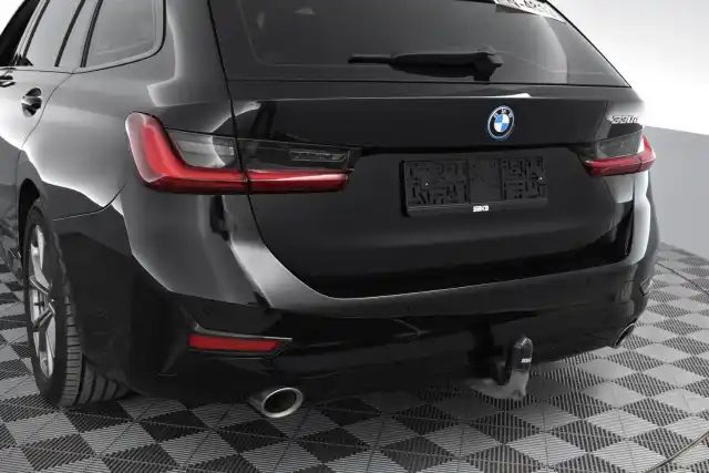 Musta Farmari, BMW 330 – VAR-94847