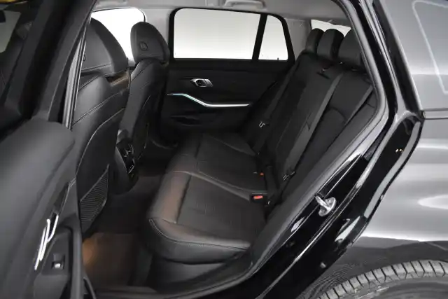 Musta Farmari, BMW 330 – VAR-94847