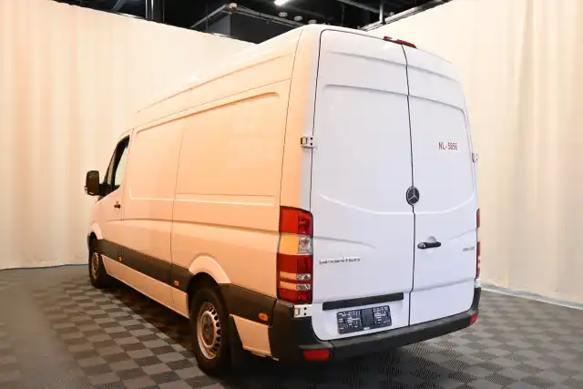 Valkoinen Pakettiauto, Mercedes-Benz Sprinter – VAR-96270