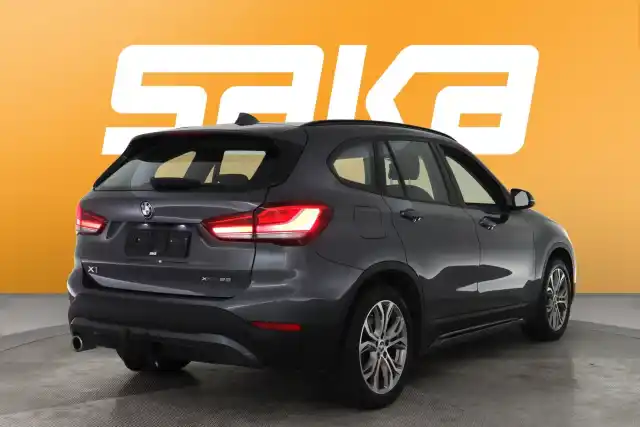 Harmaa Maastoauto, BMW X1 – VAR-96401