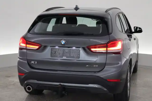 Harmaa Maastoauto, BMW X1 – VAR-96401