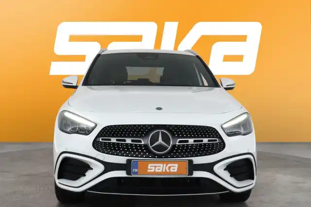 Valkoinen Maastoauto, Mercedes-Benz GLA – VAR-96749