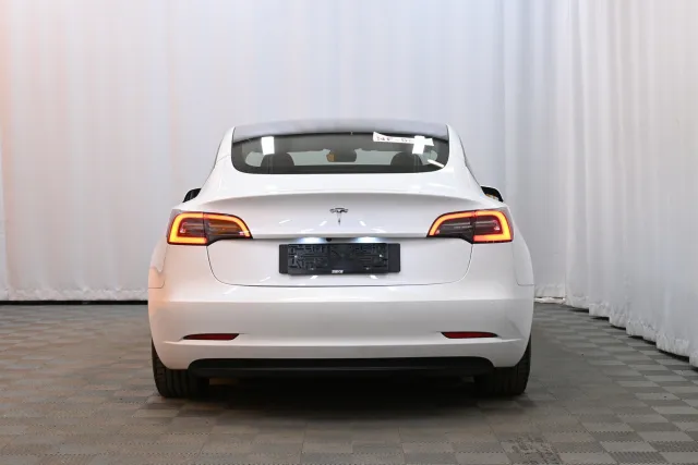 Valkoinen Sedan, Tesla Model 3 – VAR-97944