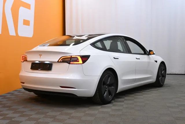 Valkoinen Sedan, Tesla Model 3 – VAR-97944