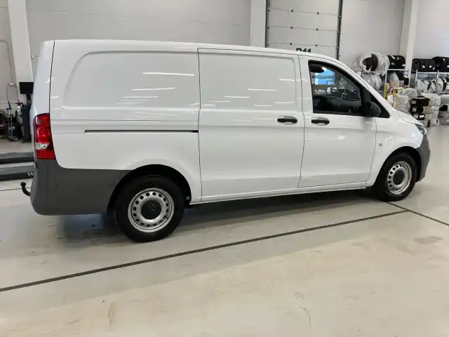 Valkoinen Pakettiauto, Mercedes-Benz Vito – VAR-99221