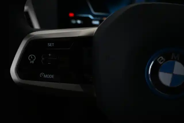 Musta Maastoauto, BMW iX – VAR-99734