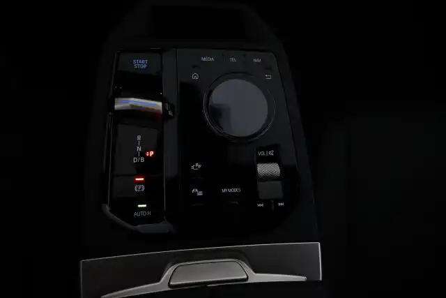 Musta Maastoauto, BMW iX – VAR-99734