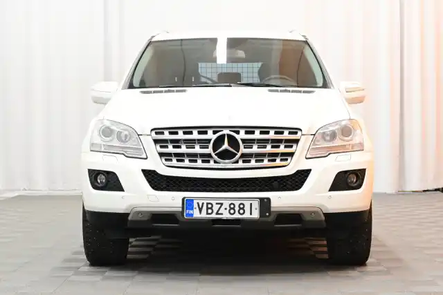 Valkoinen Maastoauto, Mercedes-Benz ML – VBZ-881