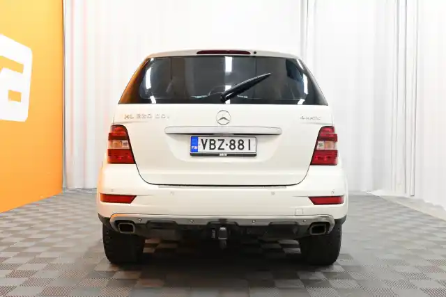 Valkoinen Maastoauto, Mercedes-Benz ML – VBZ-881