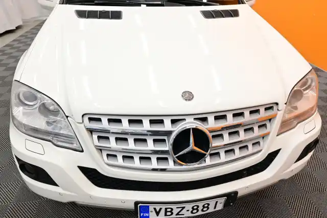 Valkoinen Maastoauto, Mercedes-Benz ML – VBZ-881