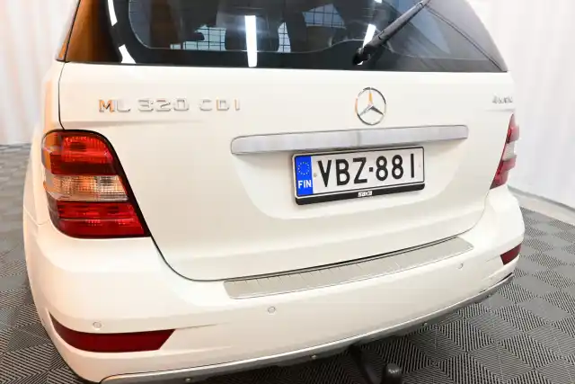 Valkoinen Maastoauto, Mercedes-Benz ML – VBZ-881