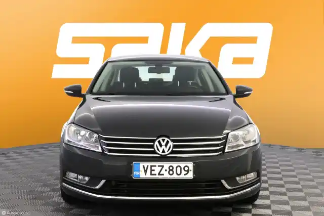 Harmaa Sedan, Volkswagen Passat – VEZ-809