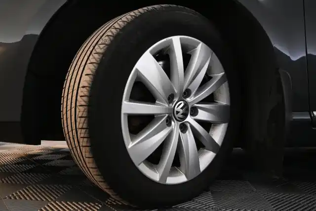 Harmaa Sedan, Volkswagen Passat – VEZ-809