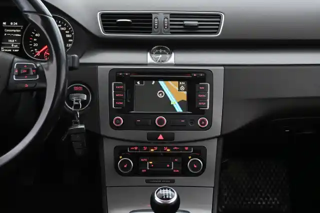 Harmaa Sedan, Volkswagen Passat – VEZ-809