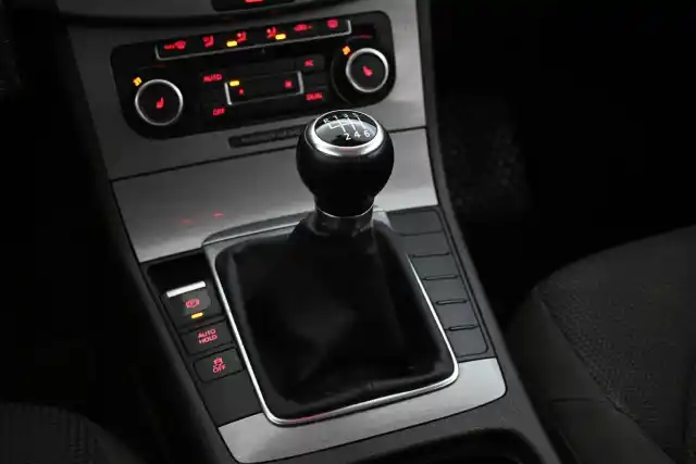 Harmaa Sedan, Volkswagen Passat – VEZ-809