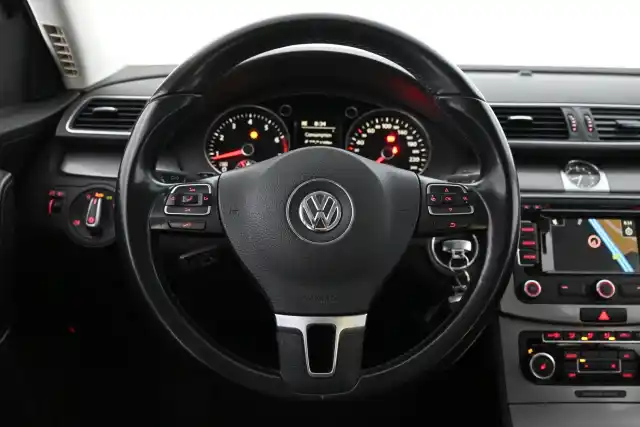 Harmaa Sedan, Volkswagen Passat – VEZ-809