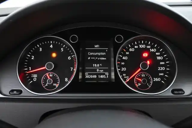 Harmaa Sedan, Volkswagen Passat – VEZ-809