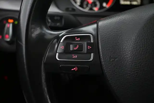 Harmaa Sedan, Volkswagen Passat – VEZ-809