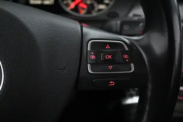 Harmaa Sedan, Volkswagen Passat – VEZ-809