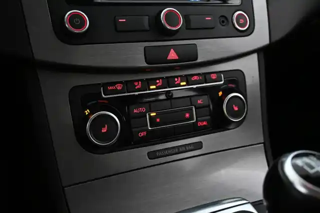 Harmaa Sedan, Volkswagen Passat – VEZ-809