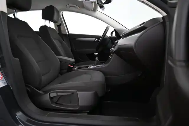 Harmaa Sedan, Volkswagen Passat – VEZ-809