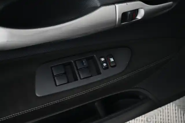 Musta Viistoperä, Toyota Auris – VJY-458