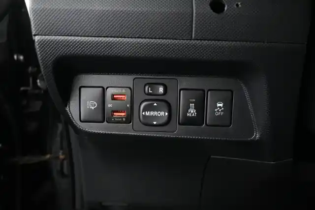 Musta Viistoperä, Toyota Auris – VJY-458