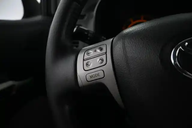 Musta Viistoperä, Toyota Auris – VJY-458