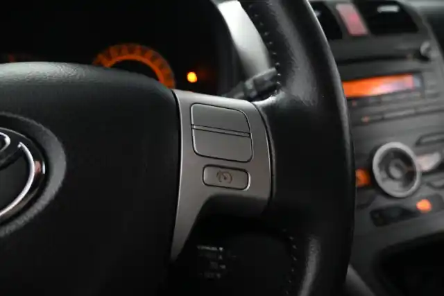 Musta Viistoperä, Toyota Auris – VJY-458