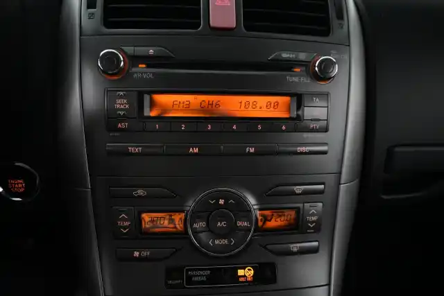Musta Viistoperä, Toyota Auris – VJY-458