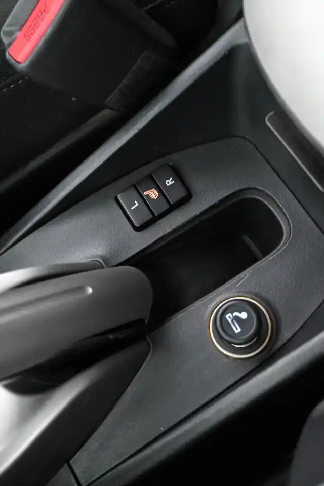 Musta Viistoperä, Toyota Auris – VJY-458